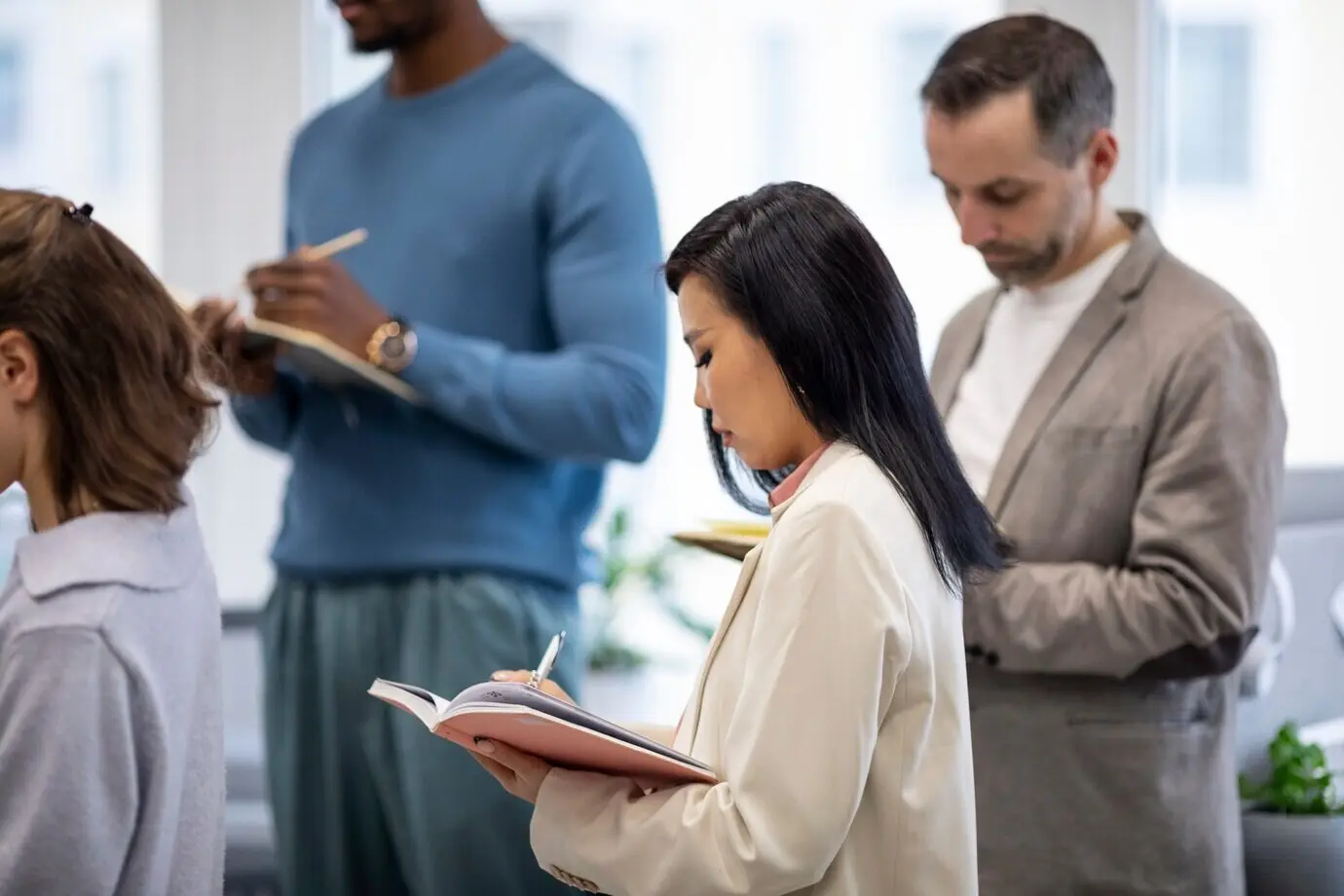 Крупный план людей, изучающих язык.