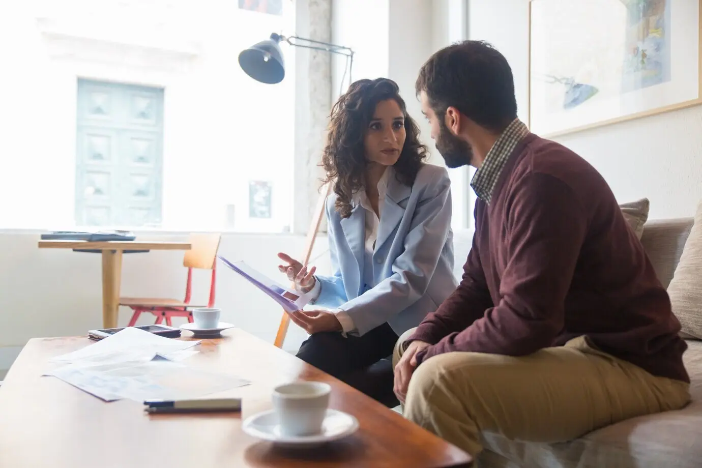 Владелец дома консультируется с дизайнером интерьеров.