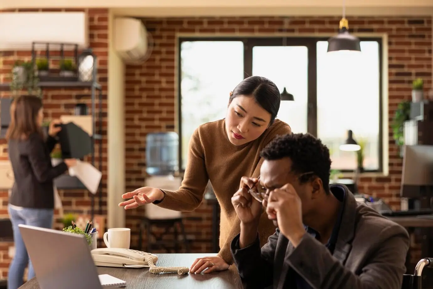 Менеджер и сотрудник обсуждают планы.