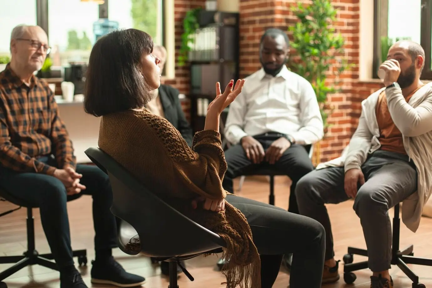 Женщина делится своими чувствами во время терапии.